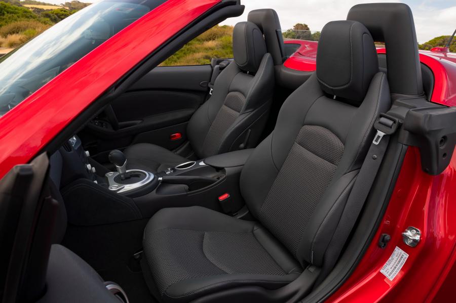 Интерьер Nissan 370Z Roadster (Z34) 2012 года  (AU) (фото 13 из 33)